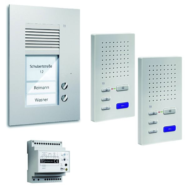 Systém ovládání dveří TCS audio: balení UP pro 2 bytové jednotky, s venkovní stanicí PUK 2 zvonková tlačítka, 2x reproduktor handsfree ISW3130, řídicí jednotka BVS20, PSU2220-0000